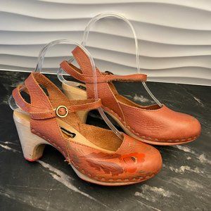 ADORABLE! Anthropologie There Goes The Neighborhood Clogs Hand painted 37